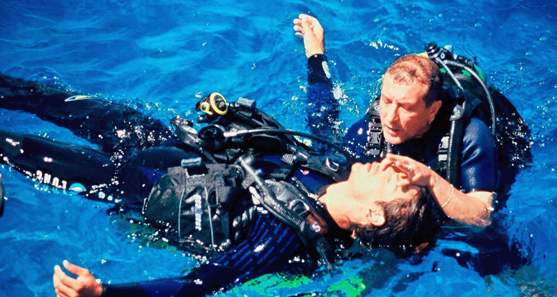 Excercide de sauvetage d'un plongeur