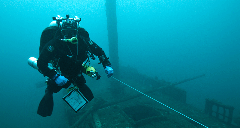 Plongeur Tek sur une épave avec ses gaz de décompression